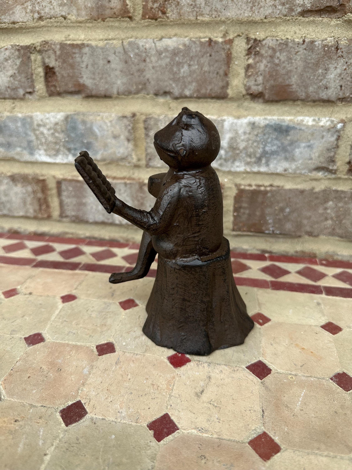 Cute Cast Iron Frog On Stump Statue